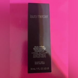 Laura Mercier Silk Crème Moisturizing Photo Edition Foundation. 6N1 Truffle